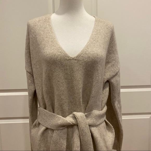 ELIZABETH AND JAMES belted V-neck oatmeal colored sweater - Picture 6 of 8